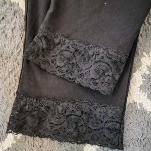 TORRID CAPRI SIGNATURE WAIST LACE TRIM LEGGING BLACK CROPPED LEGGINGS SIZE 1 - Picture 5 of 7